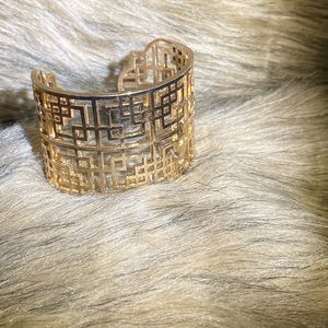 Maze bracelet gold tone color, NWT, Unbranded.